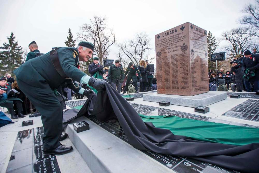 PHTOOS BY MIKAELA MACKENZIE / WINNIPEG FREE PRESS
Honorary Lieutenant-Colonel Albert El Tassi unveils the Legacy Stone Project at the135th anniversary commemoration service of the Royal Winnipeg Rifles at Vimy Ridge Memorial Park in Winnipeg on Saturday, Nov. 10, 2018.