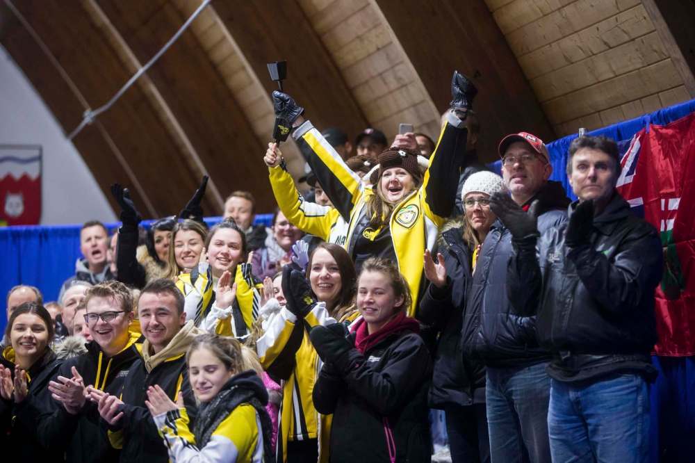 MIKAELA MACKENZIE / WINNIPEG FREE PRESS
Team Manitoba fans celebrate their win at the Fort Rouge Curling Club in Winnipeg on Saturday, Nov. 10, 2018.