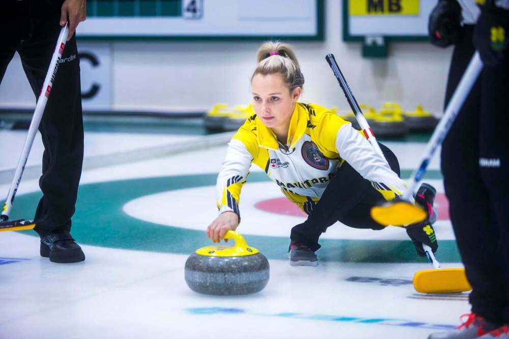 MIKAELA MACKENZIE / WINNIPEG FREE PRESS
Manitoba team curler Sara Oliver throws a rock at the Fort Rouge Curling Club in Winnipeg on Saturday, Nov. 10, 2018.