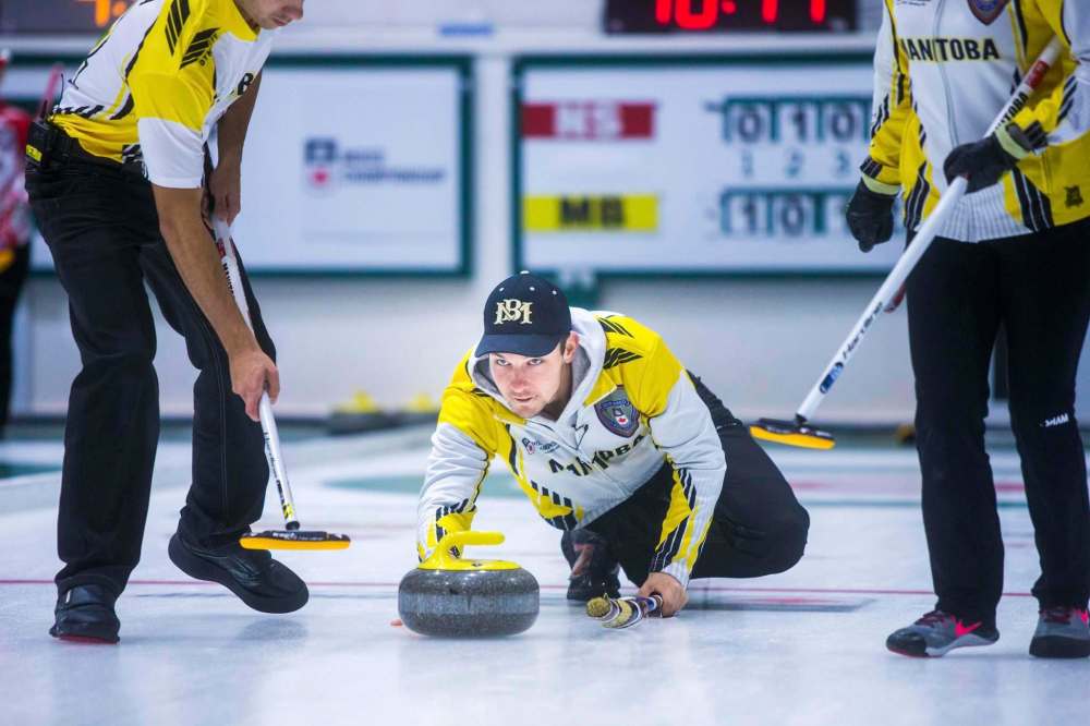 MIKAELA MACKENZIE / WINNIPEG FREE PRESS
Manitoba team skip Colin Kurz throws a rock in the finals at the Fort Rouge Curling Club in Winnipeg on Saturday, Nov. 10, 2018.