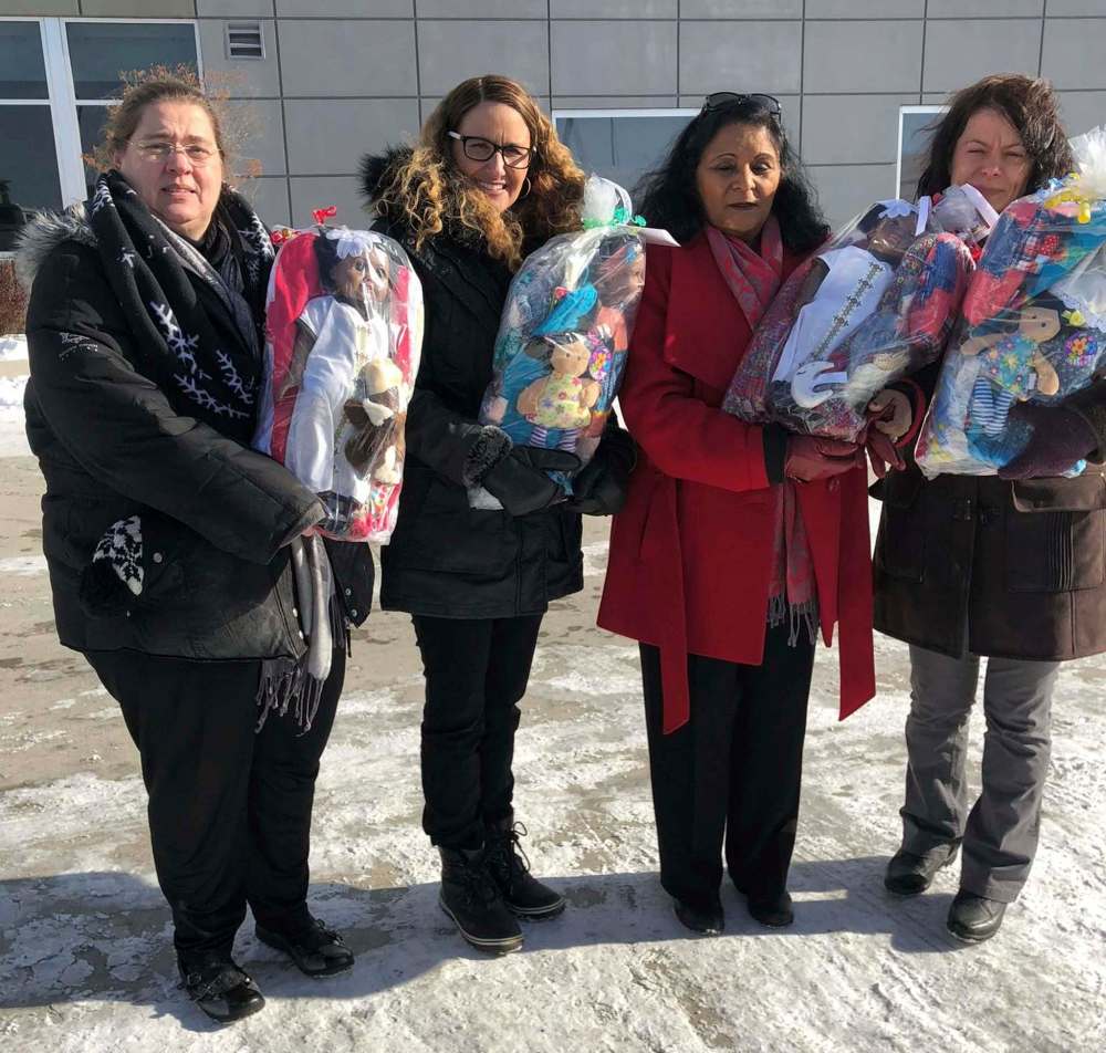 Supplied
Gail Harvey (left), director of Don’t Cry…I’m Here, donates dolls to Welcome Place’s Karen Montgomery-Gibbs, Rita Chahal and Flora Aruna in Fargo, N.D., on Tuesday — World Kindness Day. The 40 culturally sensitive dolls and teddy bears will be redistributed to refugees in Winnipeg.