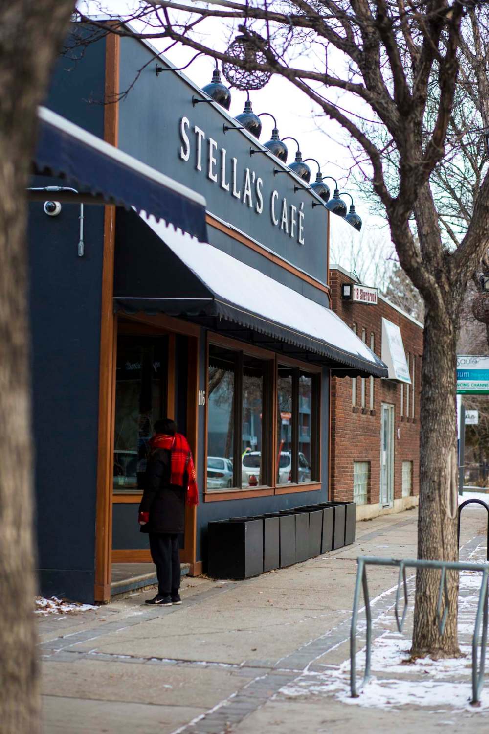 A customer reads a sign Tuesday informing people the restaurant was closed. (Mikaela MacKenzie / Winnipeg Free Press)