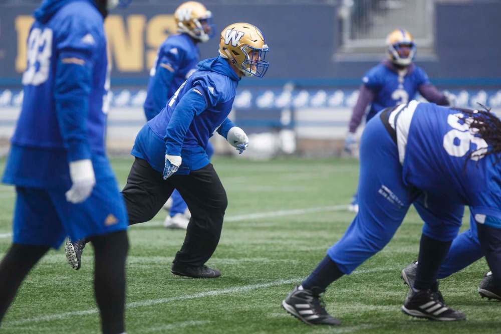 MIKE DEAL / WINNIPEG FREE PRESS
Bombers linebacker Adam Bighill (centre) practised with a taped up hand on Wednesday.