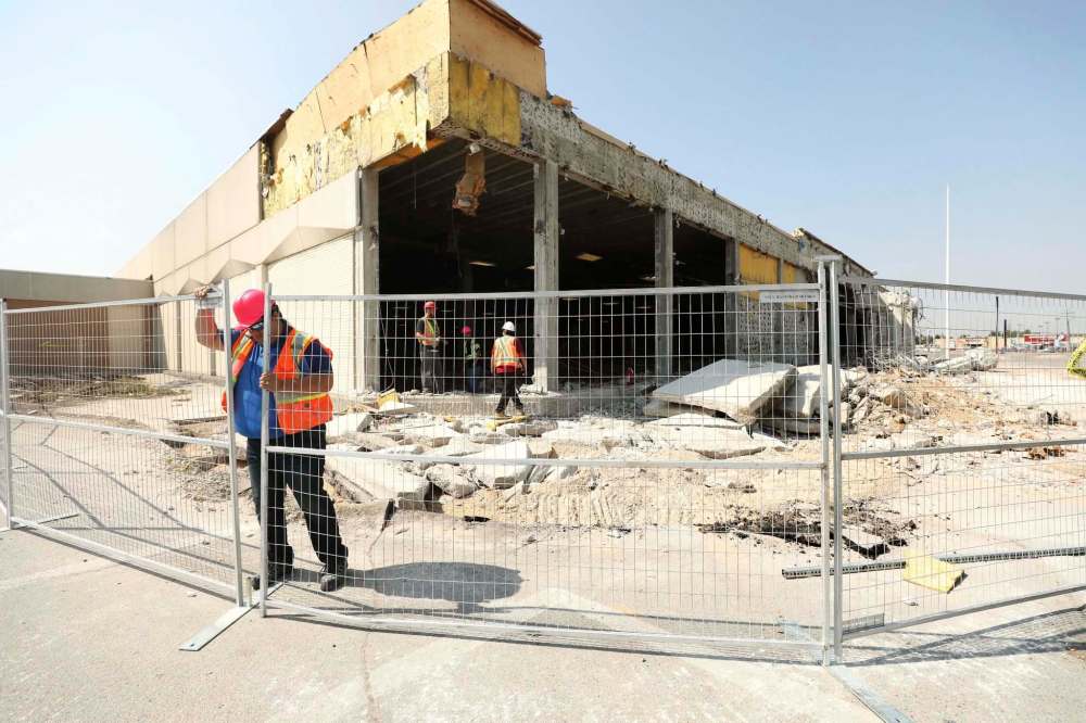 RUTH BONNEVILLE / WINNIPEG FREE PRESS FILES
Major renovations are being done to the old Sears store as it is converted into a Seafood City market at Garden City Shopping Centre.