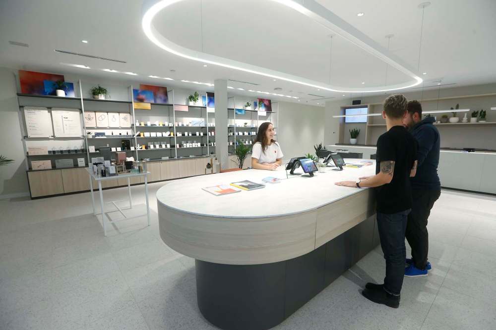 JOHN WOODS / WINNIPEG FREE PRESS FILES
Cannabis stores in Manitoba such as Tokyo Smoke, above, will likely have to begin paying a six per cent levy on retail cannabis in June, 2020.