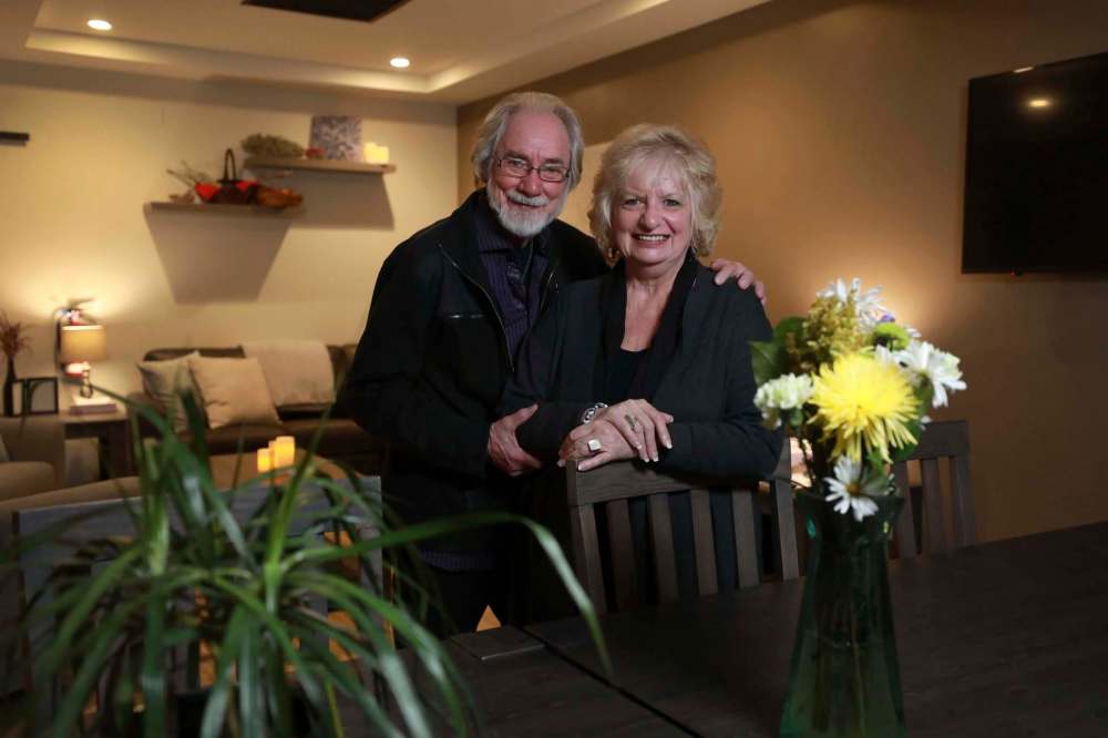 RUTH BONNEVILLE / WINNIPEG FREE PRESS
Cliff and Wilma Derksen in the living room of Candace House which officially opens on Monday.