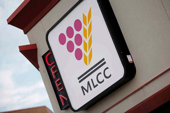 JOHN WOODS / WINNIPEG FREE PRESS FILESManitoba Liquor and Lotteries has remained tight-lipped on whether any policy changes have been implemented to better protect staff and deter would-be thieves.