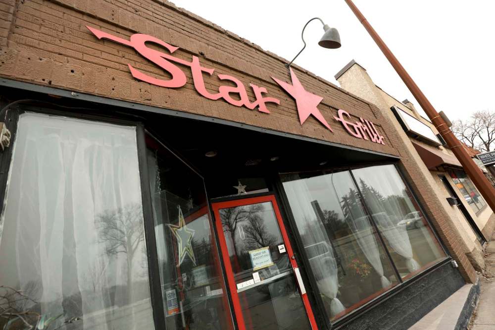 RUTH BONNEVILLE / WINNIPEG FREE PRESS
The Star Grill on Portage Ave. with a sign on the door saying it's closed for renovations.