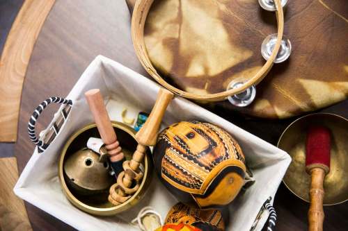 MIKAELA MACKENZIE / WINNIPEG FREE PRESSThe Expressive Arts Group also uses percussion at CancerCare Manitoba in Winnipeg on Friday, Nov. 30, 2018.Winnipeg Free Press 2018.