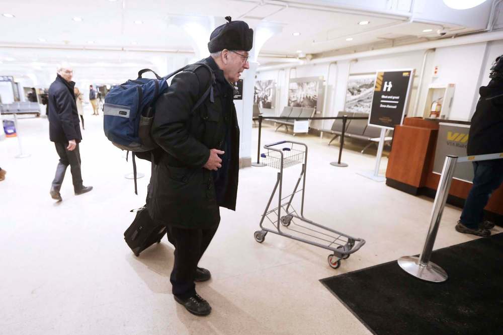 JOHN WOODS / WINNIPEG FREE PRESS
Doug Belcher walks to board the train at Union Station in Winnipeg.
