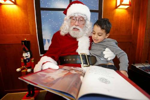 JOHN WOODS / WINNIPEG FREE PRESS
Santa Claus and four-year-old Nicholas Cambell enjoy a book together at McNally Robinson Booksellers&rsquo; Grant Park location.