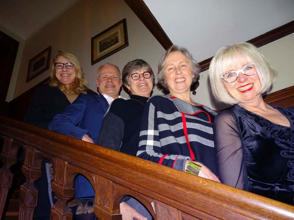 MAUREEN SCURFIELD / WINNIPEG FREE PRESS
Attendees at the Heritage Winnipeg event included Cindy Tugwell (from left), Chip Batten, Christine Skene, Barbara Myers and Lisa Gardewine.