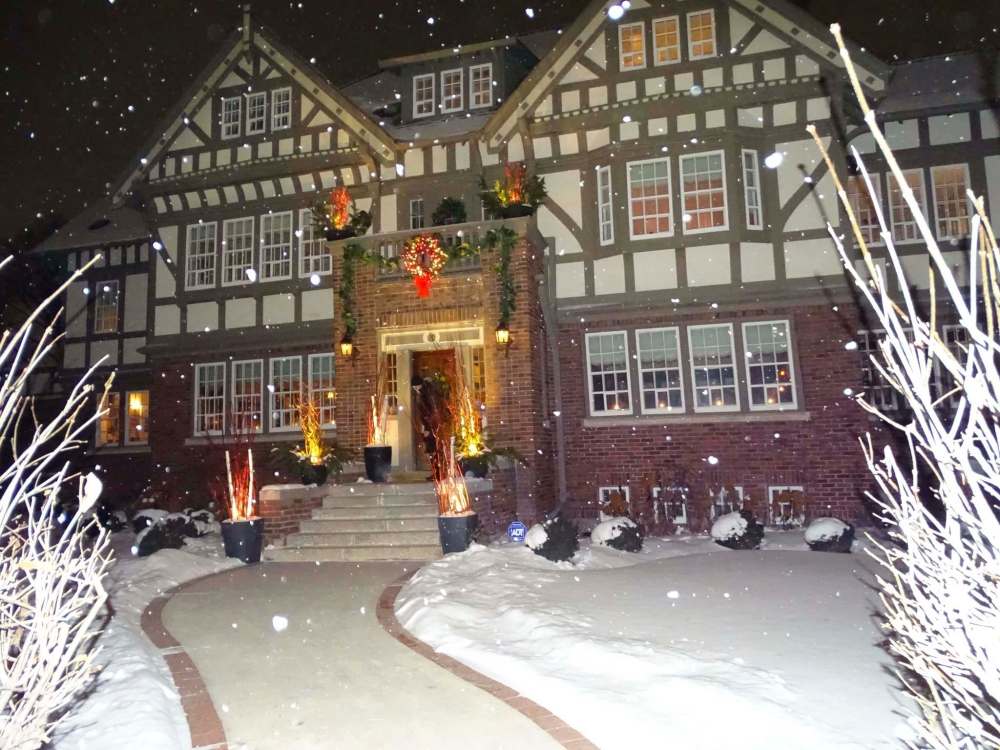 MAUREEN SCURFIELD / WINNIPEG FREE PRESS
The Robert R. Scott House, decked out in Christmas decorations.