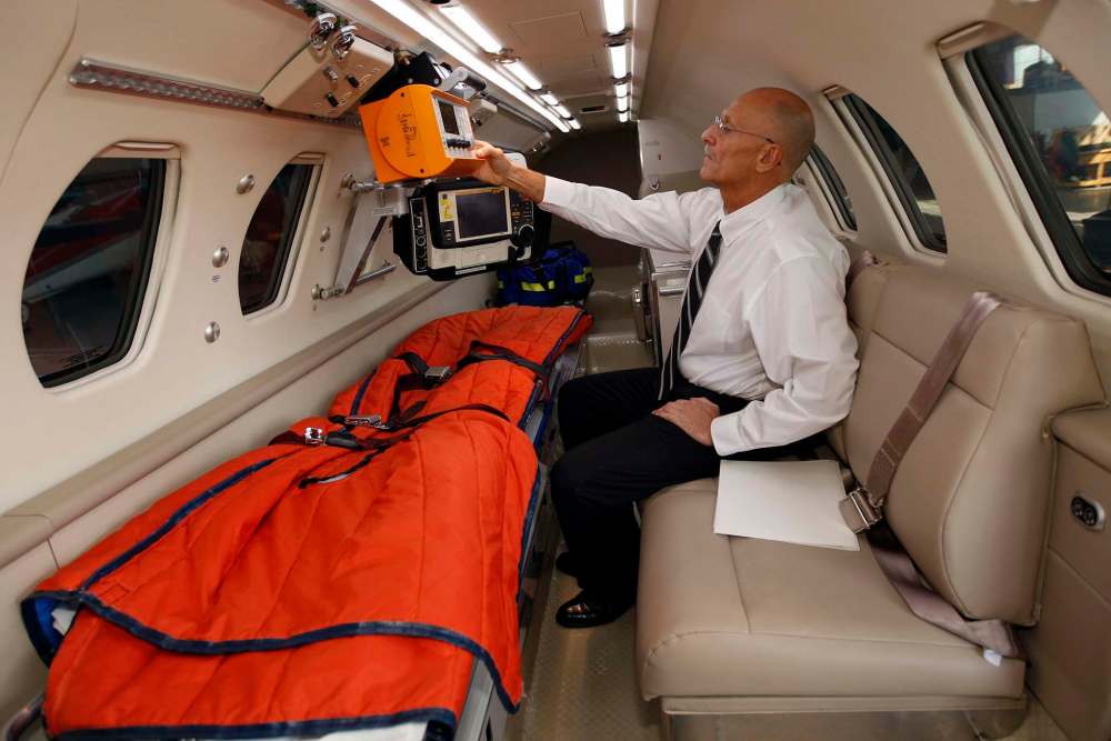 KEN GIGLIOTTI / WINNIPEG FREE PRESS FILES
A flight nurse demonstrates onboard equipment on a Lifeflight Cessna C-560 jet. The province said Monday that Lifeflight director Dr. Renate Singh issued an