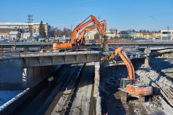 DAVID LIPNOWSKI / WINNIPEG FREE PRESSPembina Hwy. is shut down in both directions between Jubilee Ave. and Stafford St. for demolition work on the CN Rail bridge.