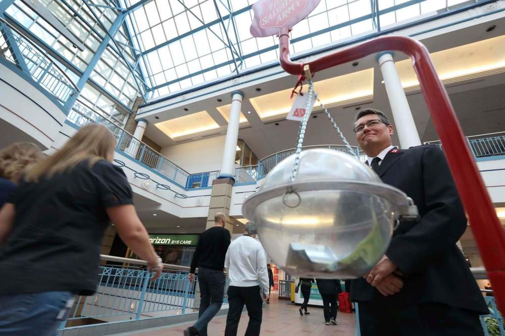 RUTH BONNEVILLE / WINNIPEG FREE PRESS
Rob Kerr of the Salvation Army is glad kettles can be placed into Liquor Marts. The charity hopes to reach its fundraising goal of $370,000.