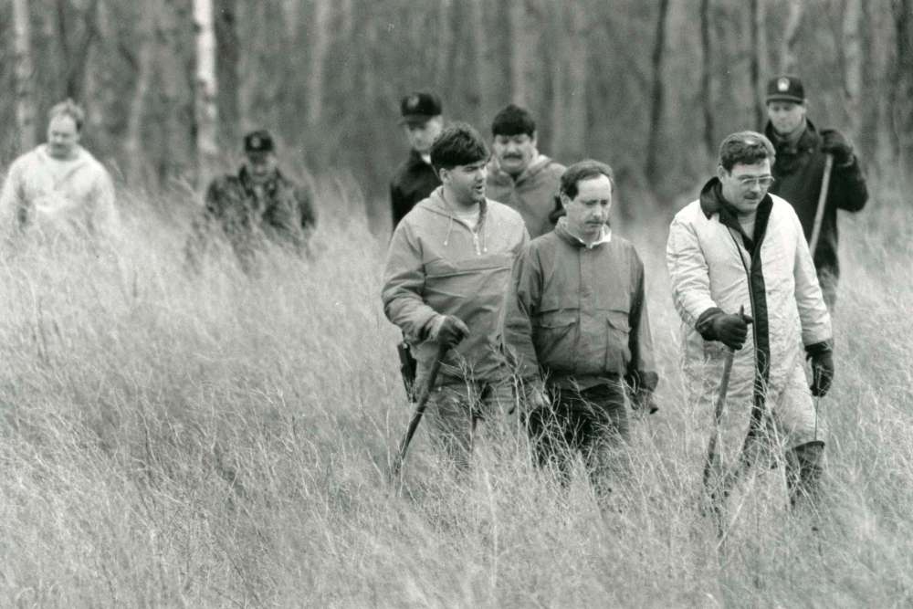 (Wayne Glowacki / Winnipeg Free Press files)
In April 1989, searchers comb the bush where police believed Christine Jack's body was hidden.