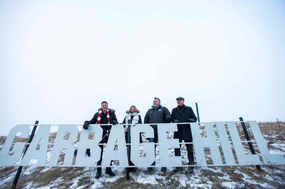 MIKAELA MACKENZIE / WINNIPEG FREE PRESS
Mayor Brian Bowman (from left), councillor Cindy Gilroy, President of SRS Signs and Service Inc. Shane Storie, and councillor Scott Gillingham pose with the new Garbage Hill sign.