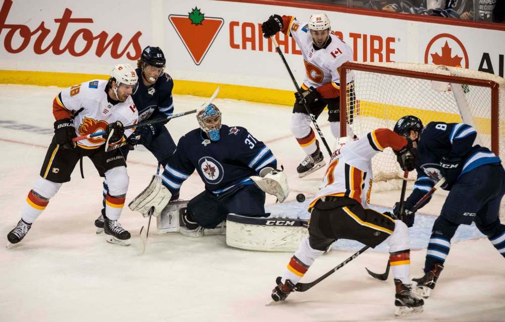 Hellebuyck wasn't pulled out of the game Thursday by the independent concussion spotter after taking a knee to the head. (David Lipnowski / Winnipeg Free Press)