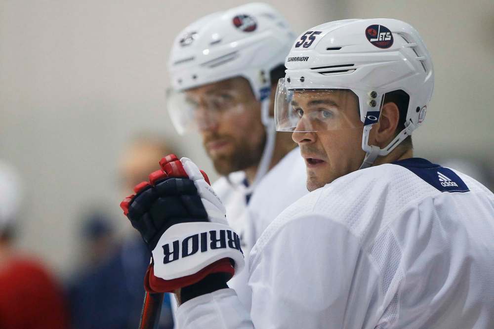 JOHN WOODS / WINNIPEG FREE PRESS
Blake Wheeler and Mark Scheifele take a breather at Sunday's workout.