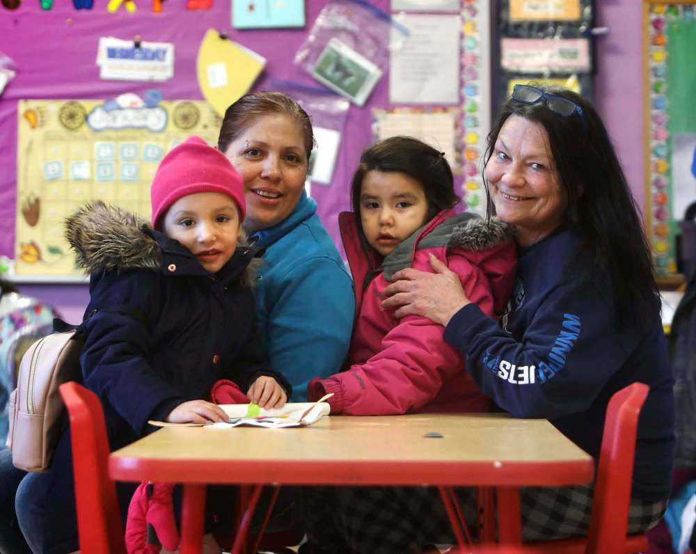 RUTH BONNEVILLE / WINNIPEG FREE PRESS
Dawn d’Eschambault (left) and Deborah Howard help kids at the Andrew Street Family Centre head-start program dress to catch the bus.