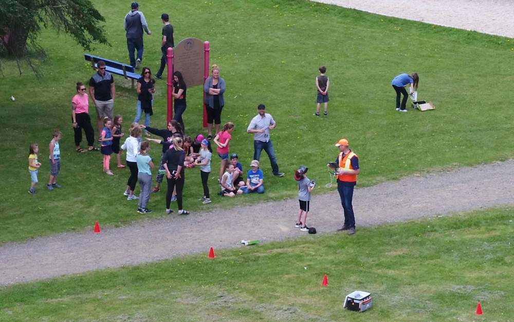 SUPPLIED
Frontier School Division students and staff at Falcon Beach School in Falcon Lake, Man. during a drone presentation in the fall of 2018. The drone was outfitted with a camera connected to virtual reality goggles on the ground enabling a viewer to move their head to see what the drone sees.
