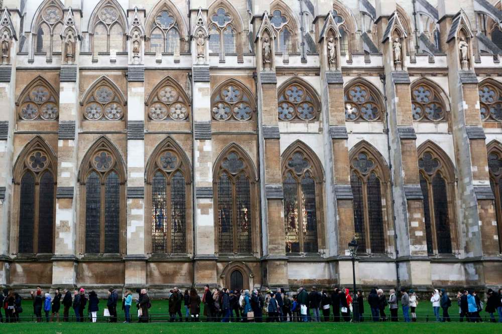 Tourists line up to enter Westminster Abbey in London. (Simon Dawson / Bloomberg)