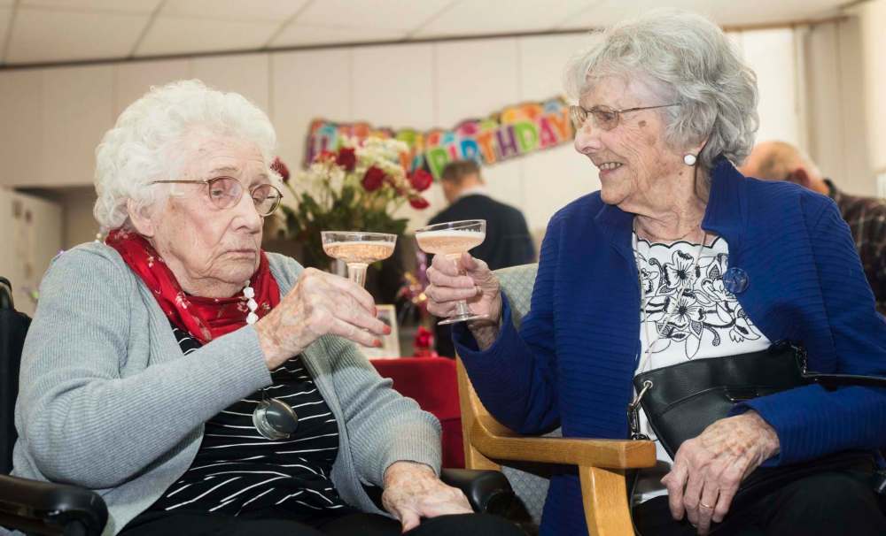 Chelsea Kemp / Brandon Sun
Hazel Skuce (left) celebrates her 107th birthday with a glass of non-alcoholic champagne. She’s joined by her sister Clara Hornibrook, 105, at Hillcrest Place Personal Care Home in Brandon on Thursday.