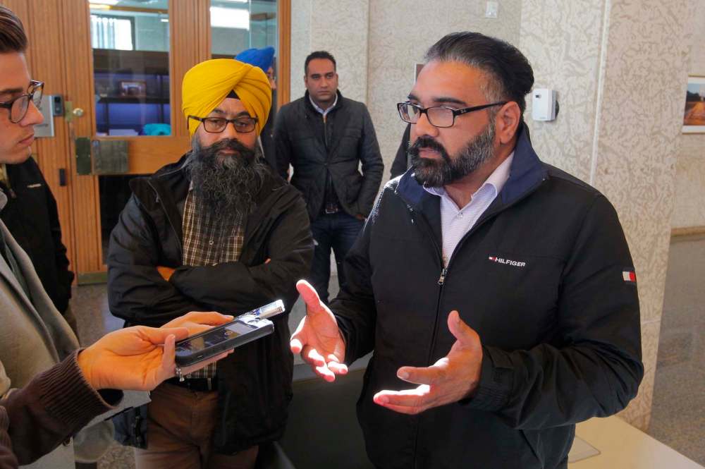 Unicity secretary Paul Sandhu (right) signed a letter from the company apologizing for the words of the taxi driver. (Boris Minkevich / Winnipeg Free Press files)
