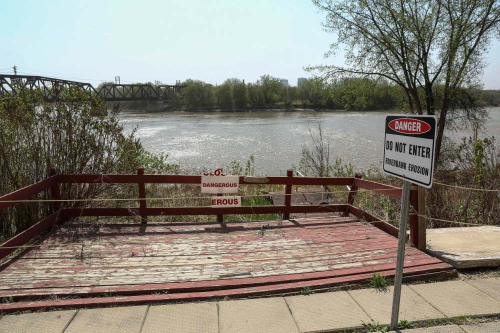 Columbus House residents Doug Leeies and Angela Helgason asked councillors on the environment committee to find $400,000 for riverbank stabilization for their seven-storey seniors housing co-op on the Red River near Nairn Avenue and Archibald Street. (Mike Deal / Winnipeg Free Press)