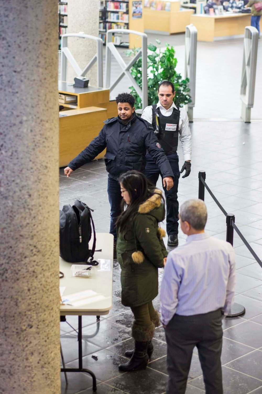 MIKAELA MACKENZIE / WINNIPEG FREE PRESS files
Library patrons at the new security screening station.