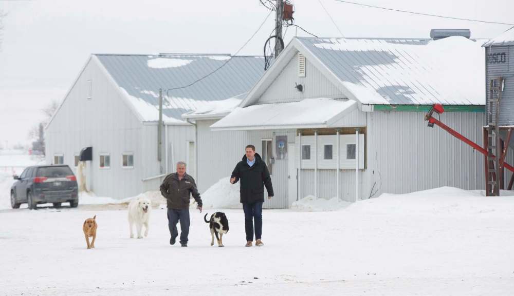MIKE DEAL / WINNIPEG FREE PRESS
Federal Conservative Party Leader Andrew Scheer (right) with Gordon Grenkow on Grenkow's family farm near Winnipeg.