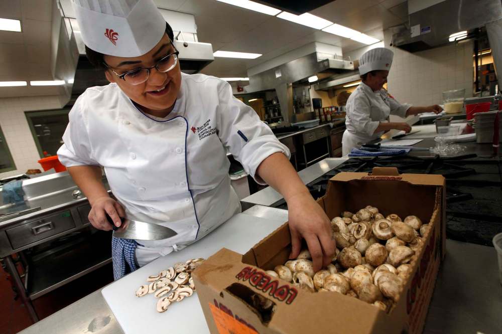 PHIL HOSSACK / WINNIPEG FREE PRESS
Red River College Culinary Skills student Alexa Raven, left, slices mushrooms while Larissa Evans preps green onions for omelettes for an Indigenous pop up restaurant.