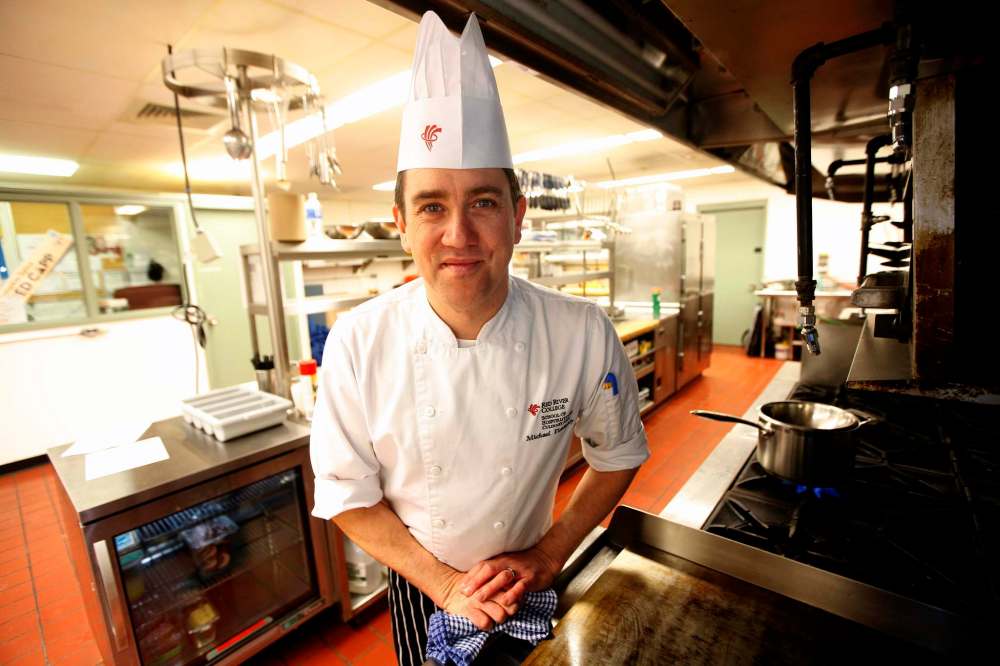 PHIL HOSSACK / WINNIPEG FREE PRESS
Instructor Michael Fitzhenry in the Red River College kitchen of the Indigenous pop up restaurant.