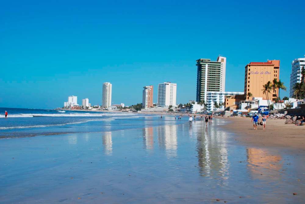 Ron Pradinuk / Winnipeg Free Press
Mazatlán’s beaches are long and wide, perfect for long walks.