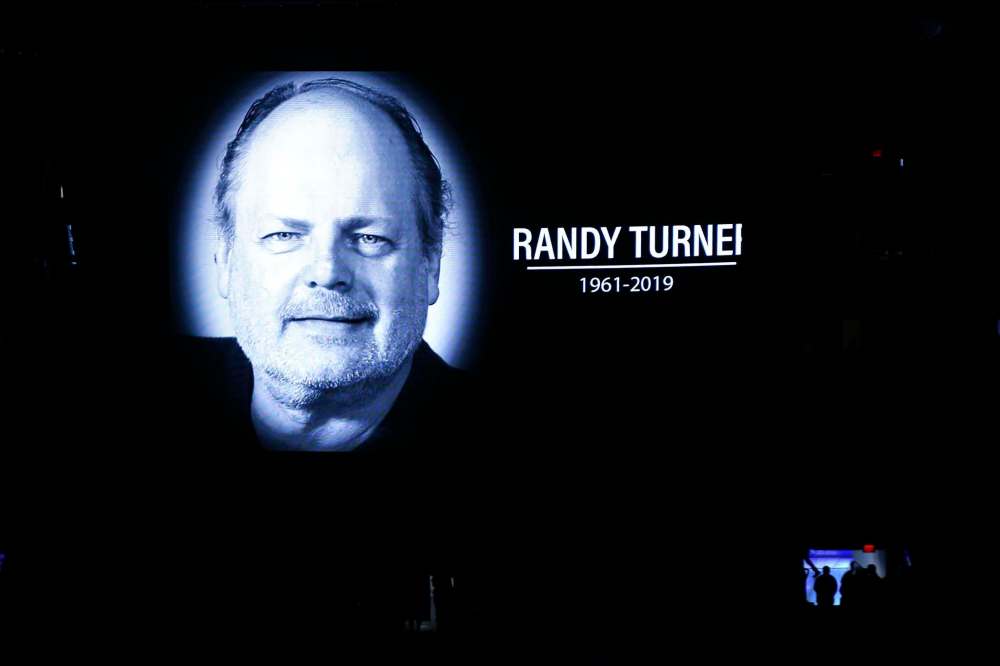 John Woods / THE CANADIAN PRESS
The Winnipeg Jets hold a moment of silence for Winnipeg Free Press reporter Randy Turner prior to their NHL game against the Boston Bruins in Winnipeg on Thursday.