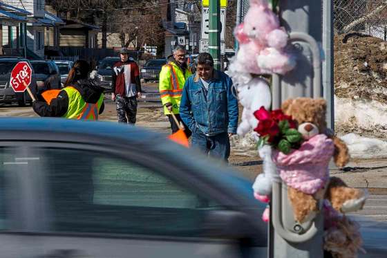 MIKE DEAL / WINNIPEG FREE PRESSThe crosswalk at Isabel and Alexander during lunch hour on Thursday. The safety of pedestrians is being questioned at this crosswalk after a four-year-old child was struck and killed.