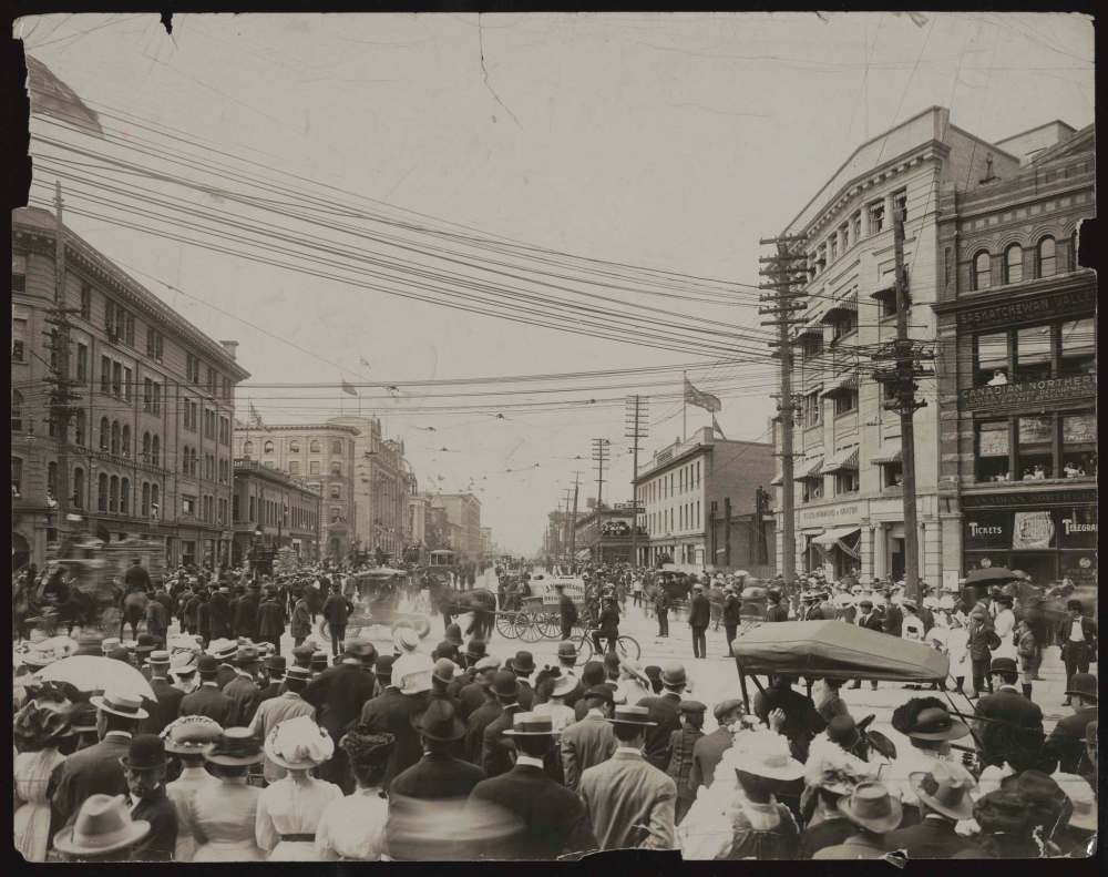 People gather at Portage and Main in 1919. (Winnipeg Free Press files)