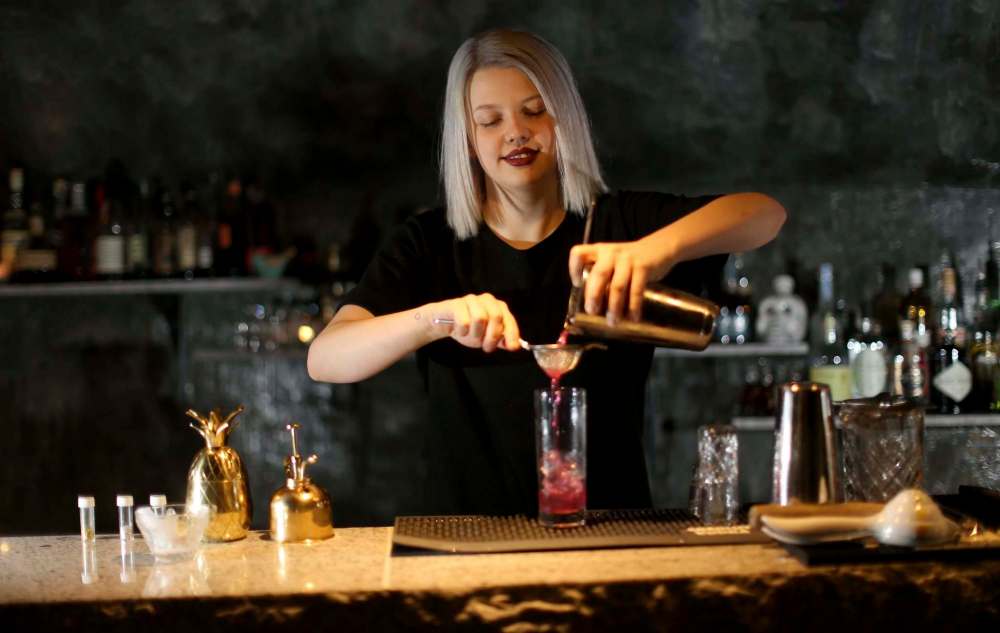 TREVOR HAGAN / WINNIPEG FREE PRESS files
The Roost is one of many Winnipeg establishments with a rotating menu of cocktail specials.