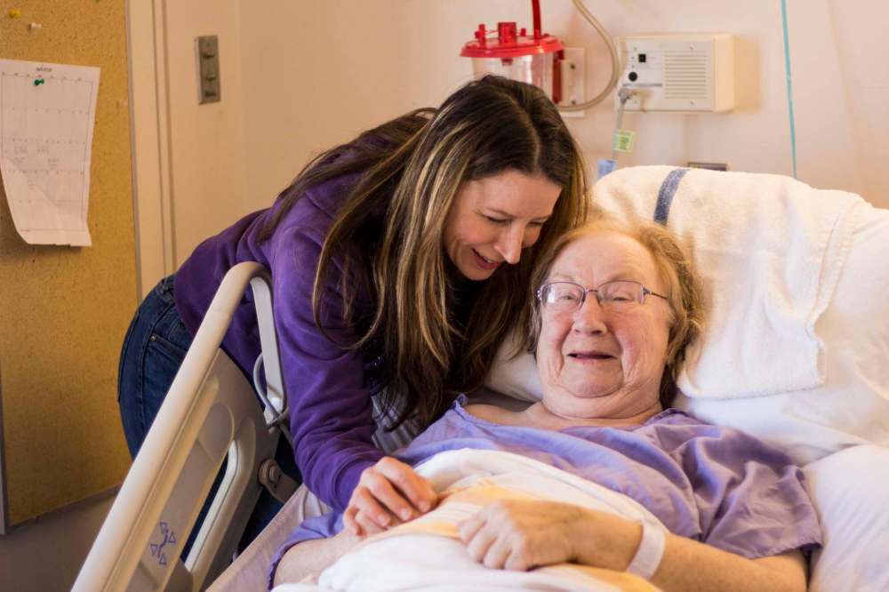 CAITLYN GOWRILUK / WINNIPEG FREE PRESS
Adele Murphy spends time with her oldest daughter, Shannon Gavin, on April 24, 2018 – a day before receiving a medically assisted death.