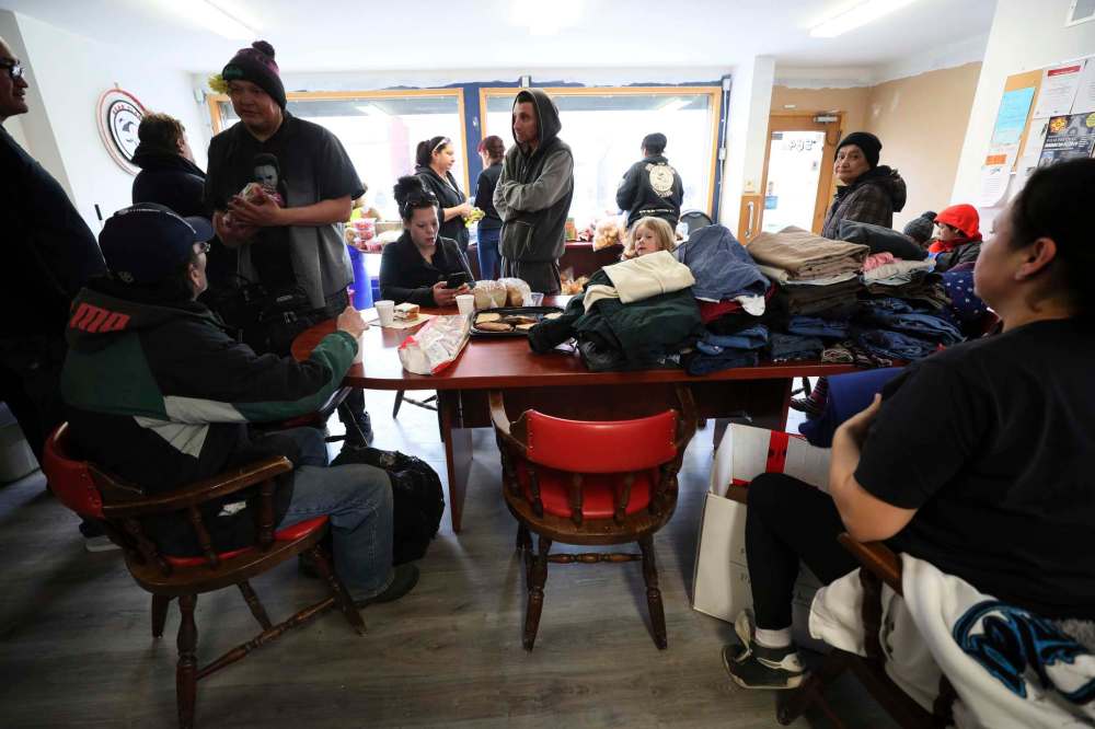 RUTH BONNEVILLE / WINNIPEG FREE PRESS
People gather at the Bear Clan headquarters at 584 Selkirk Ave.