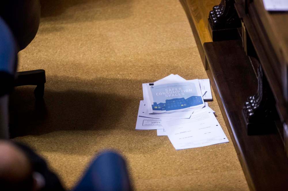 MIKAELA MACKENZIE / WINNIPEG FREE PRESS
Premier Brian Pallister sits in the chamber with the pages of a report on safe consumption sites thrown on the floor behind him at the Manitoba Legislative Building in Winnipeg on Monday.