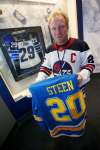 JOHN WOODS / WINNIPEG FREE PRESS
Former Winnipeg Jets star Thomas Steen clutches a St. Louis Blues jersey bearing his son Alex’s number Tuesday.