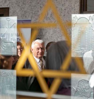 SASHA SEFTER / WINNIPEG FREE PRESS FILES
Les Harley waits in line at Shaarey Zedek Synagogue on Wednesday for the interfaith Passover seder. Shaarey Zedek has been trying to boost attendance, including running shorter services.