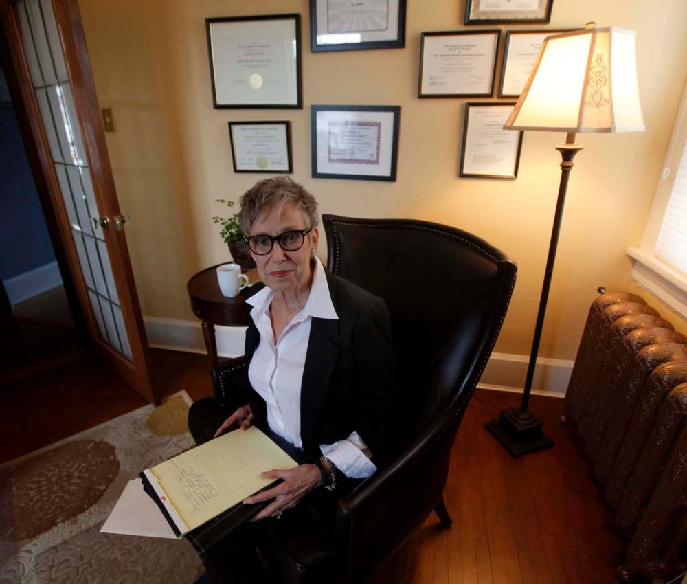 PHIL HOSSACK / WINNIPEG FREE PRESS
Liz Wolff, a clinical traumatologist and trauma survivor, is offering a six-week workshop series on self-esteem for women.