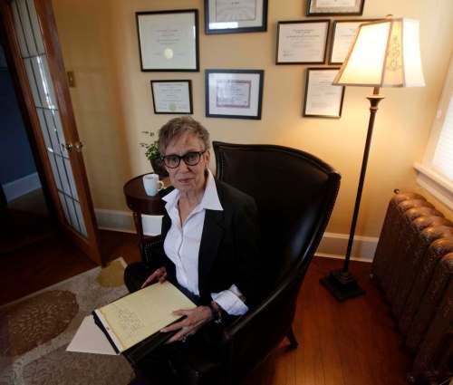 PHIL HOSSACK / WINNIPEG FREE PRESS
Liz Wolff, a clinical traumatologist and trauma survivor, is offering a six-week workshop series on self-esteem for women.