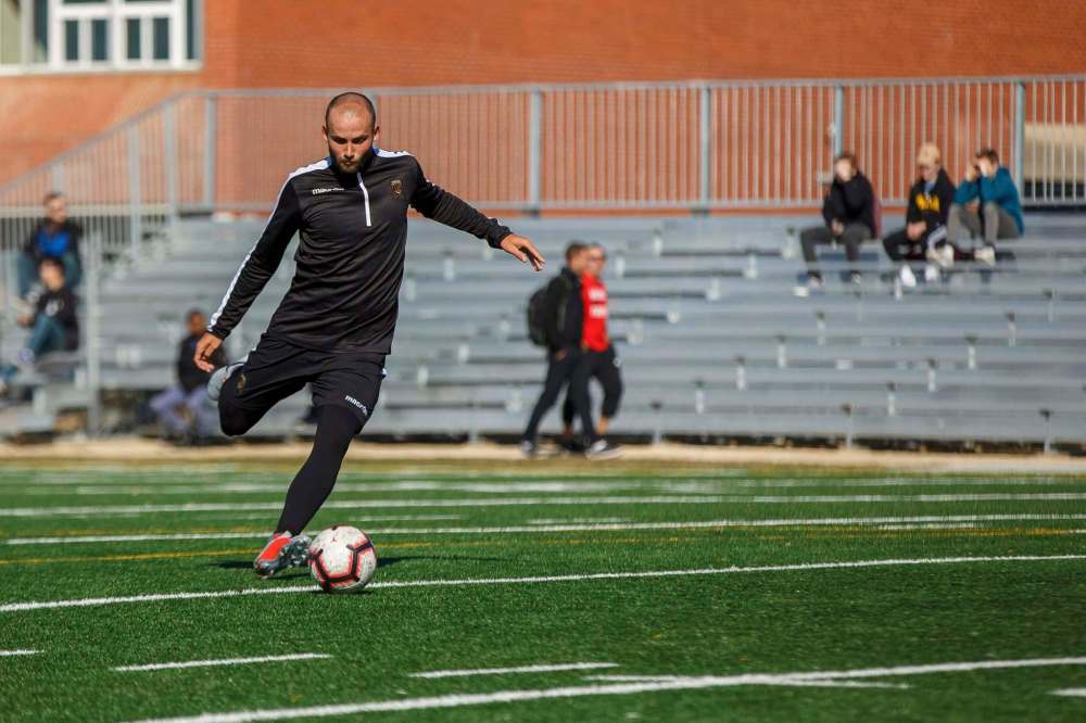 MIKE DEAL / WINNIPEG FREE PRESS
Valour FC forward Stephen Hoyle during practice on Murray Field at Dakota Collegiate Tuesday.