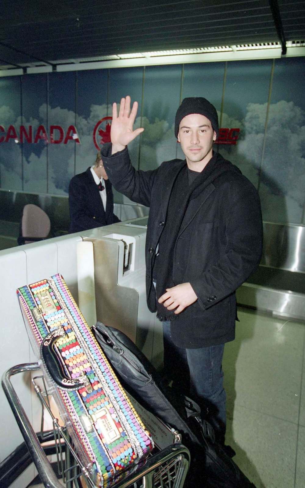 MARC GALLANT / WINNIPEG FREE PRESS FILES
Keanu Reeves leaves Winnipeg and signs autographs while before going through security at the airport.
