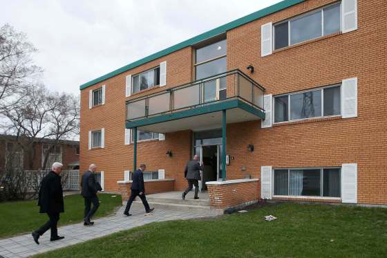 JOHN WOODS / WINNIPEG FREE PRESSHomicide detectives enter the apartment building at 1051 Taylor Ave. to investigate a homicide.