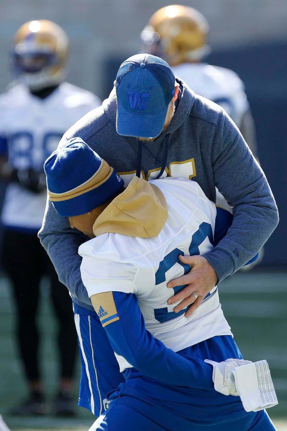 JOHN WOODS / WINNIPEG FREE PRESS
Winnipeg Blue Bomber head coach Mike O'Shea hugs Andrew Harris (33) at opening day of training camp in Winnipeg Sunday.